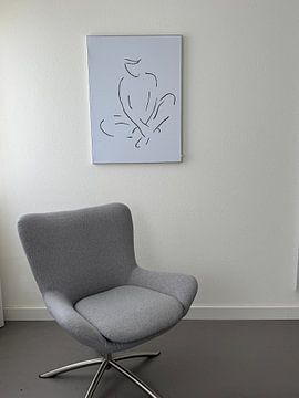 Photo de nos clients: Patient (dessin au trait portrait femme nue assise dame fusain ligne art noir et blanc minimaliste) sur Natalie Bruns
