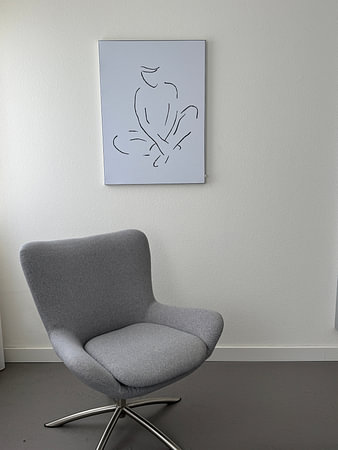 Patient (dessin au trait portrait femme nue assise dame fusain ligne art noir et blanc minimaliste)