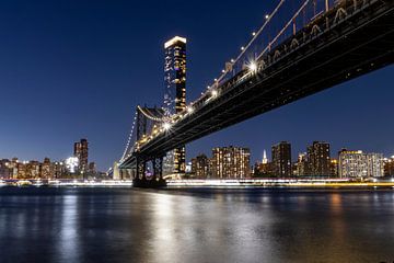 New York City - Manhattan Bridge in de avond van Franca Gielen