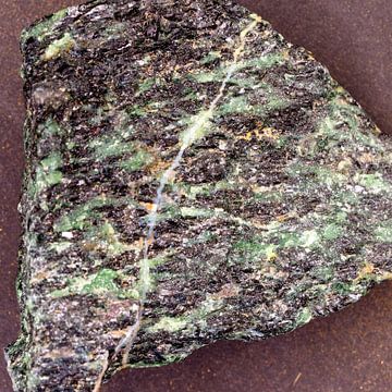 Roche métamorphique à texture de schiste à chlorite verte et biotite noire sur de-nue-pic