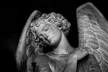 London | The sad guardian angel | Travel photography