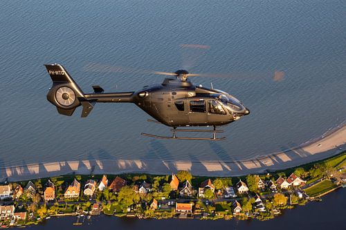 EC.135 over het Ijselmeer