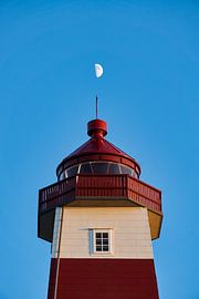 Leuchtturm von Alnes, während eine Rakete den Mond ansteuert, Norwegen von qtx