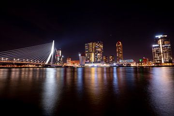 Rotterdam en de Erasmusbrug by Night van Tom Vogels