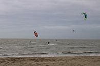Kitesurfers aan de Noordzee van Jasmijn van der Duijn Schouten thumbnail