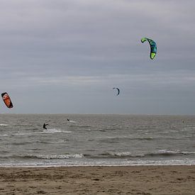 Kitesurfers aan de Noordzee van Jasmijn van der Duijn Schouten