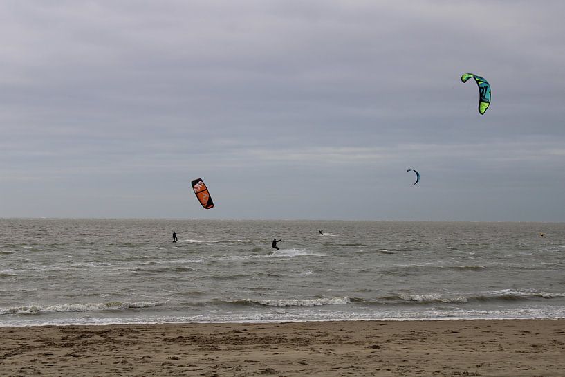 Kitesurfers aan de Noordzee van Jasmijn van der Duijn Schouten