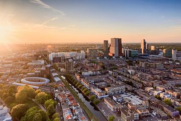 skyline van Den Haag kort voor zonsondergang