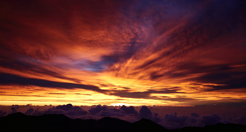 zonsopkomst boven de wolken