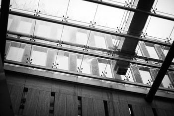 Glazenwasser op het dak van Mosae Forum in Maastricht