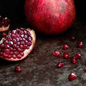 Stilleben mit Granatapfel l Lebensmittel-Fotografie von Lizzy Komen