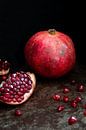 Stilleben mit Granatapfel l Lebensmittel-Fotografie von Lizzy Komen Miniaturansicht