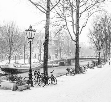 De Brouwersgracht in Amsterdam in de sneeuw van Suzan Baars
