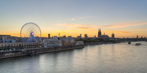 Kölner Skyline mit Riesenrad bei Sonnenuntergang