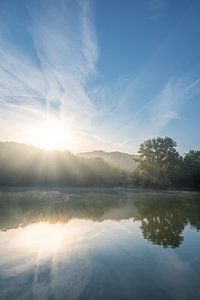 Lever de soleil sur un lac avec un pont