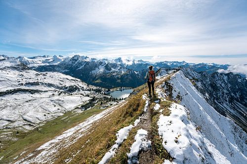 Eerste verse sneeuw in de herfst bij Seealpsee met de Allgäuer Alpen op de achtergrond