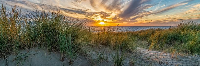 zonsondergang met de duinen en de Noordzee van eric van der eijk