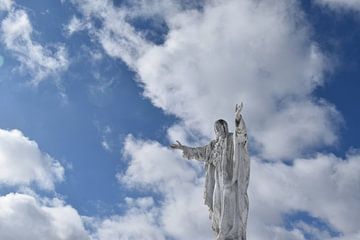 Een standbeeld onder een bewolkte hemel van Claude Laprise