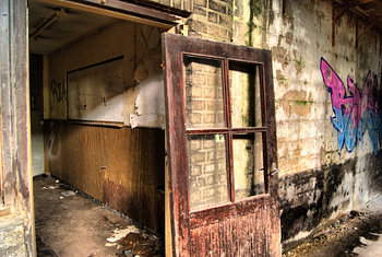 Deur in verlaten fabriek