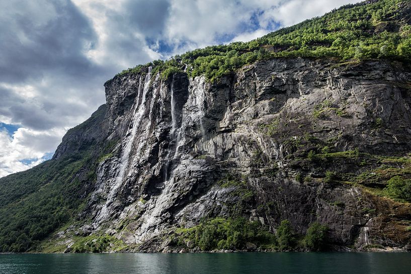 Wasserfall im Geirangerfjord van Rico Ködder