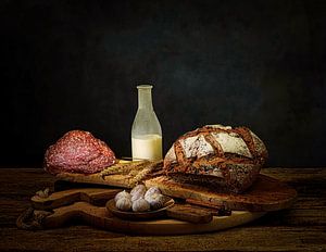 Stilleven met brood,melk,salami,knoflook en melk. van Saskia Dingemans Awarded Photographer