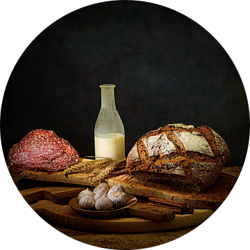 Stilleven met brood,melk,salami,knoflook en melk. van Saskia Dingemans Awarded Photographer