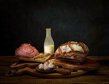 Stilleben mit Brot, Milch, Salami, Knoblauch und Milch. von Saskia Dingemans Awarded Photographer