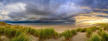 Zonsopgang in de duinen van het eiland Texel met nadering van een stormwolk