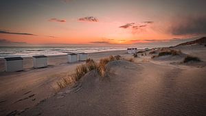 Coucher de soleil coloré sur la plage de Burgh-Haamstede, Zélande