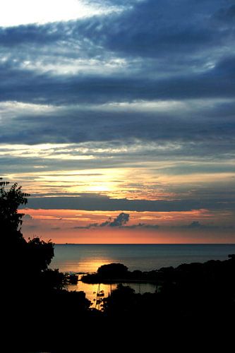 Curaçao bij zonsondergang. Blauwe en oranje tinten na een warme dag op een heerlijk eiland