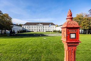 BERLIN Historischer Feuermelder vor dem Schloss Bellevue