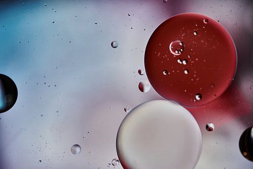 Donkere en lichte druppels drijven op het water