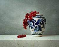 Vase bleu de Delft aux baies rouges