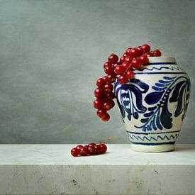 Vase bleu de Delft aux baies rouges sur Joske Kempink