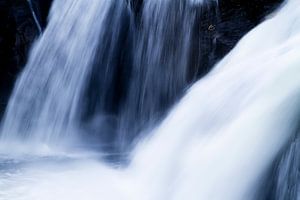 Rjukandevossen stromend water van Colin van der Bel