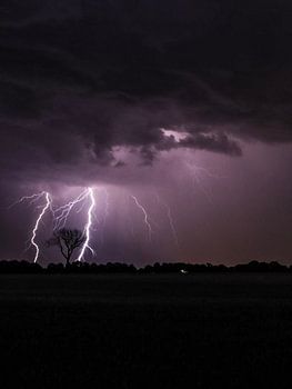 Doppelter Blitzschlag in weiter Landschaft
