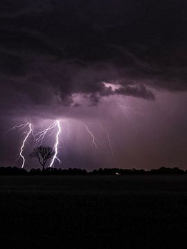 Dubbele blikseminslag in uitgestrekt landschap