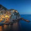 Blaue Stunde über dem Dorf Manarola. Cinque Terre von Stefano Orazzini