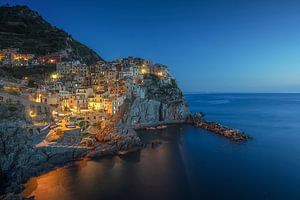 Blaue Stunde über dem Dorf Manarola. Cinque Terre