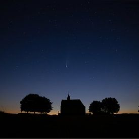 Comet Neowise in the Night Sky of Chimay Belgium van Donny Kardienaal