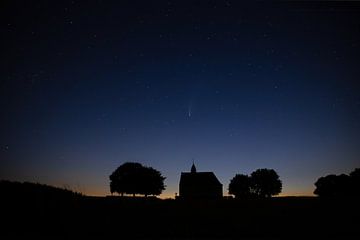 Comet Neowise in the Night Sky of Chimay Belgium van Donny Kardienaal