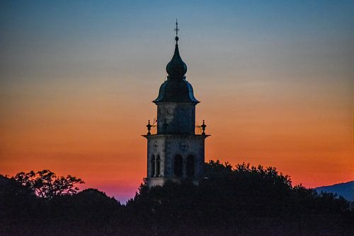 Kerktoren in Vipava, Slovenië, bij zonsondergang