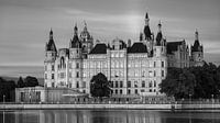 Das Schweriner Schloss in schwarz-weiß von Henk Meijer Photography Miniaturansicht