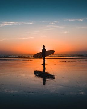 Silhouette eines Surfers bei Sonnenuntergang von Visuals by Justin