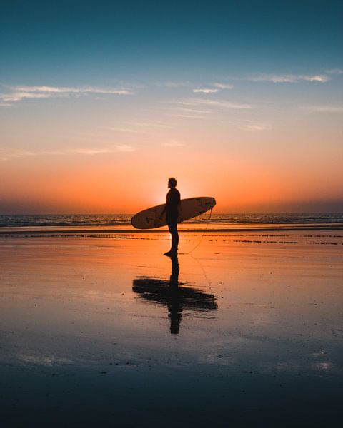 Silhouette d'un surfeur au coucher du soleil par Visuals by Justin