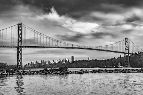 Uitzicht op de Lions Gate Bridge en de skyline van Vancouver - Monochrom