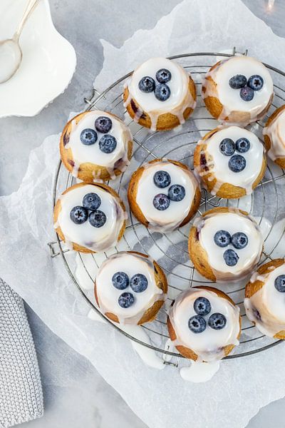 Teacakes met blauwe bessen & amandelen van Nina van der Kleij