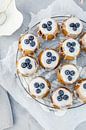 Teacakes met blauwe bessen & amandelen van Nina van der Kleij thumbnail