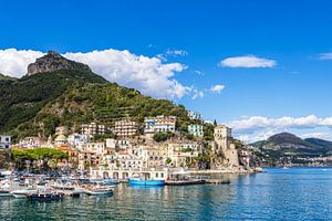 Blick auf Cetara an der Amalfiküste in Italien