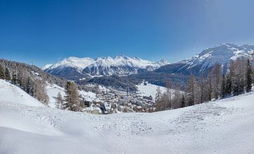 Zicht op St Moritz,  Muattas Muragl,  Piz Vadret, Sankt Moritz, Oberengadin, Zwitserland van Rene van der Meer